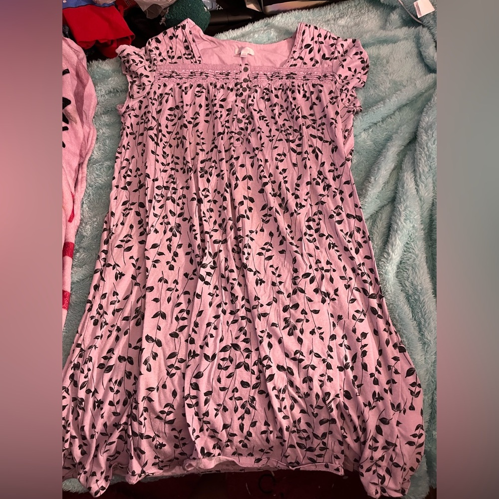 Secret Treasures Lilac and Black Leaf Print Nightgown. 2X
